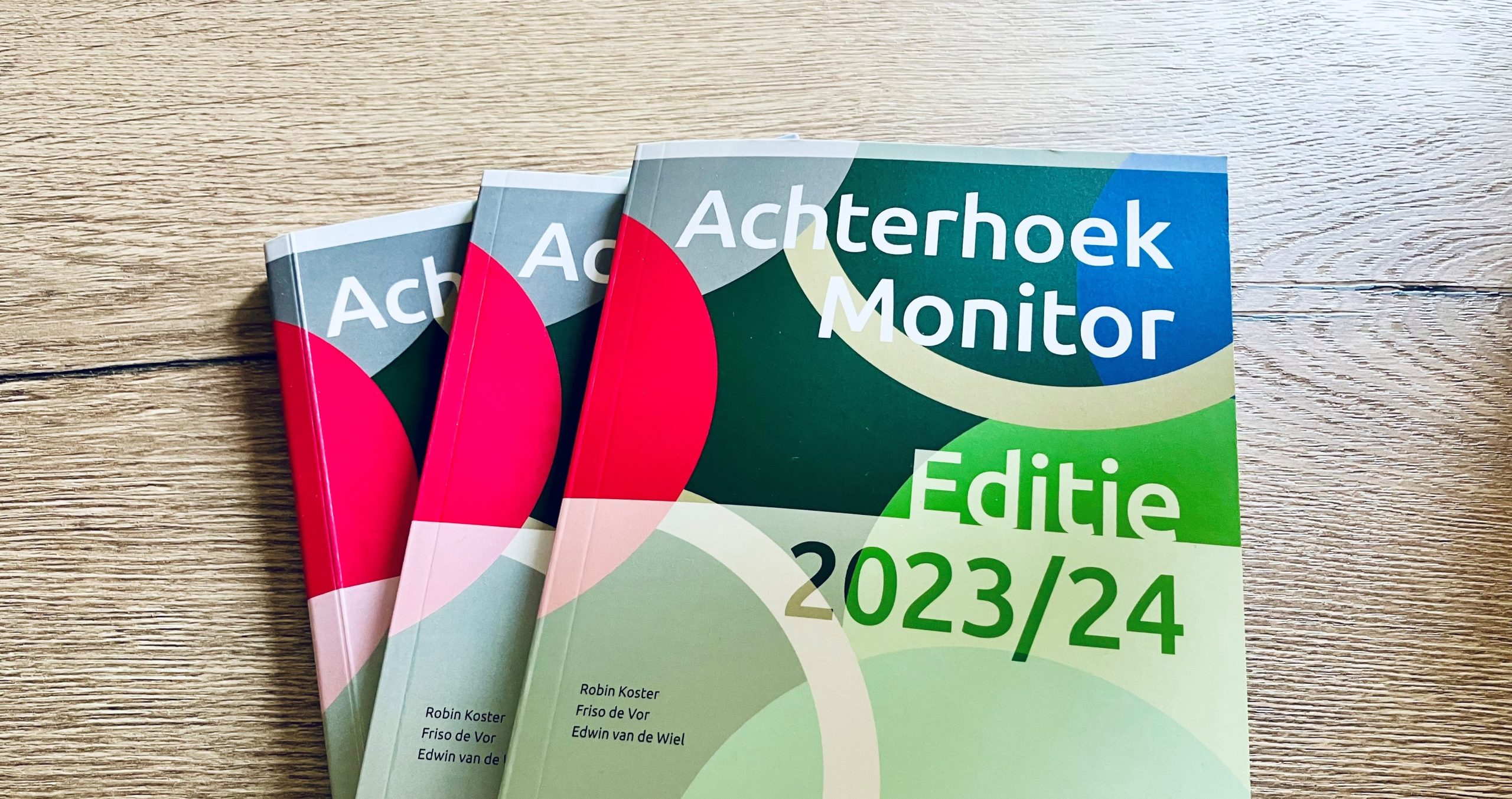 drie boekjes van de Achterhoek Monitor 2023 2024 liggen op een bureau