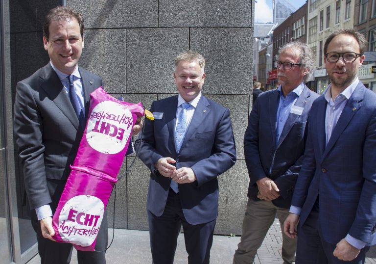 Sectorplan en slaapzak voor minister Asscher