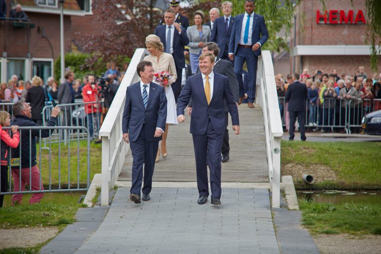 Aankomst koningspaar in Borculo, 6 mei 2014