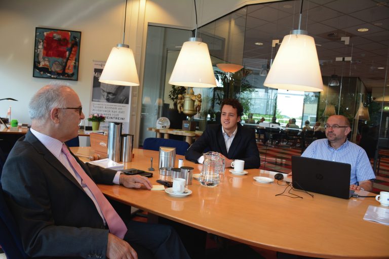 Drie studenten voor één dag directeur