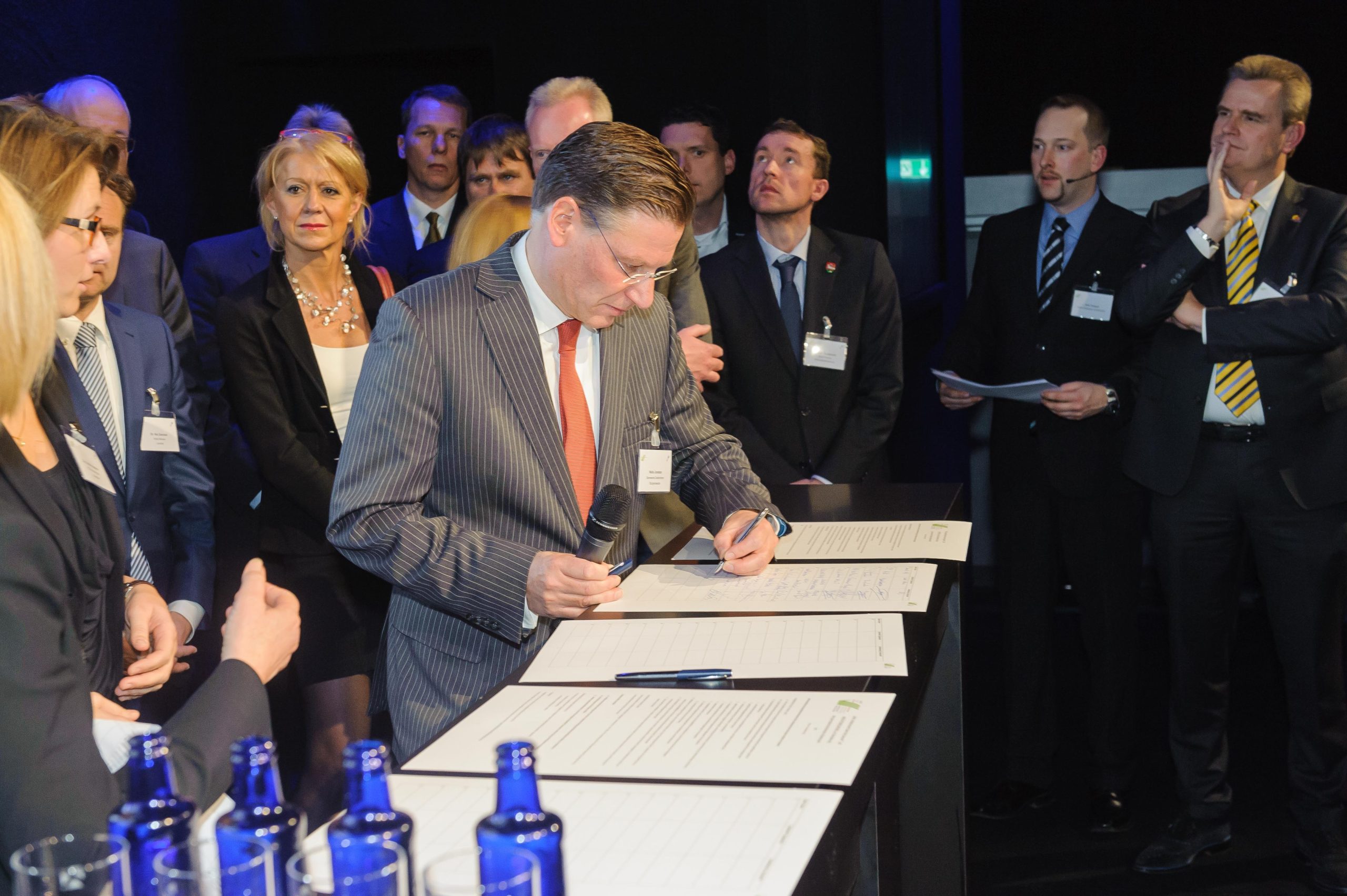 Niels Joosten ondertekent als voorzitter Regio Achterhoek het Pact 'Arbeidsmarkt over de grens!'
