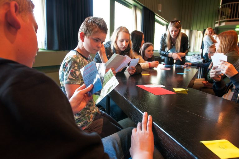 Nederlandse en Duitse scholieren voeren opdrachten uit.