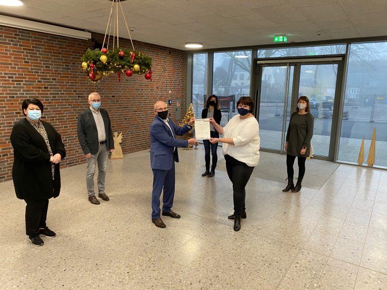 Eerste Spreek je buurtaalschool krijgt Euregioprofielpredicaat