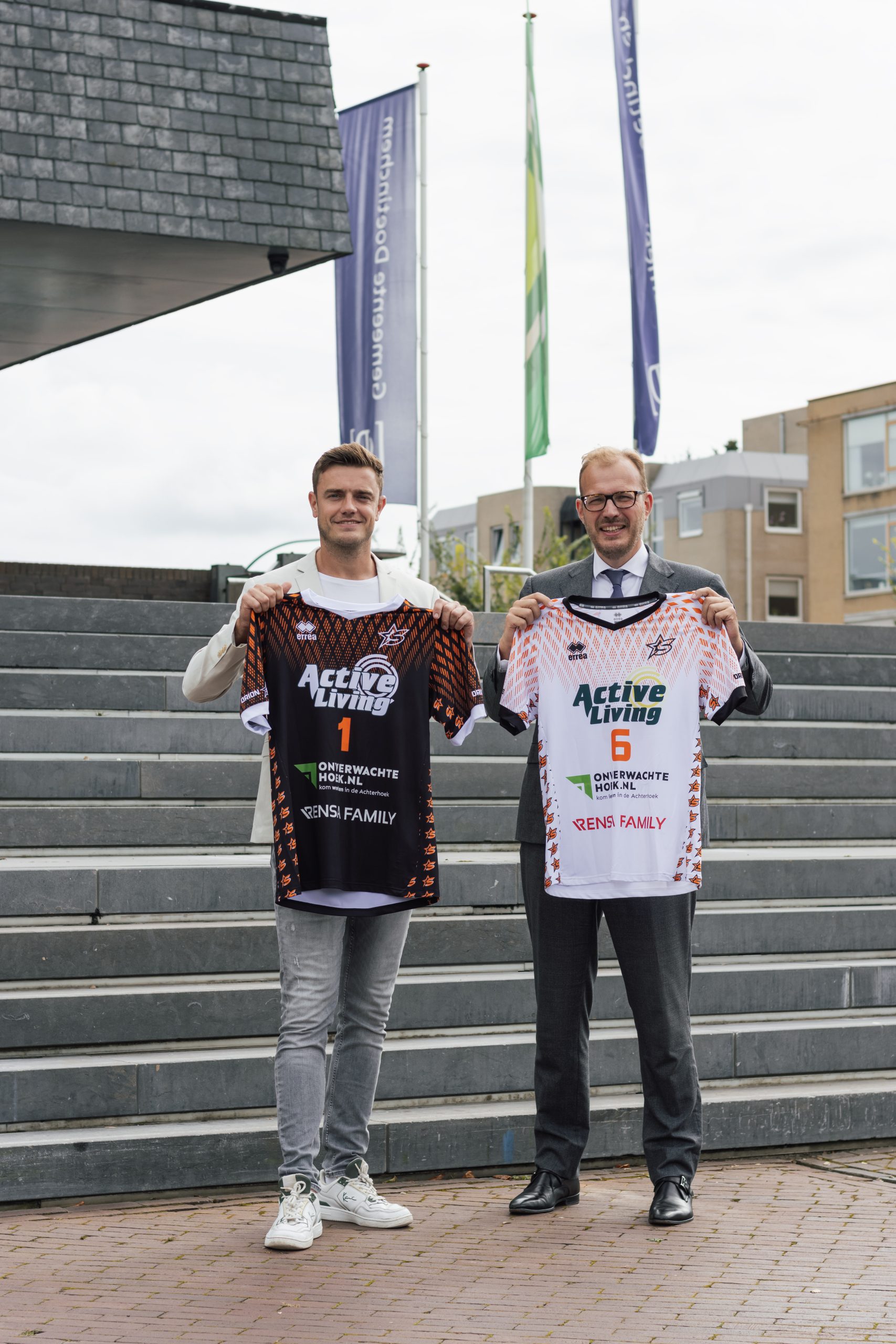 2 shirts van het tenue van Orion worden omhoog gehouden