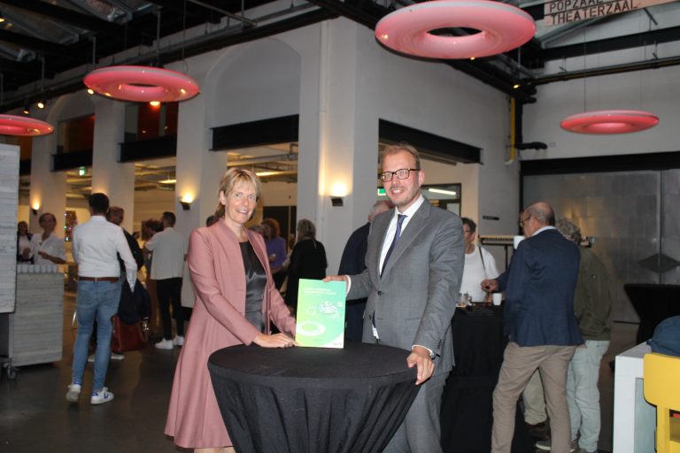 Helga Witjes en Mark Boumans staan samen op de foto