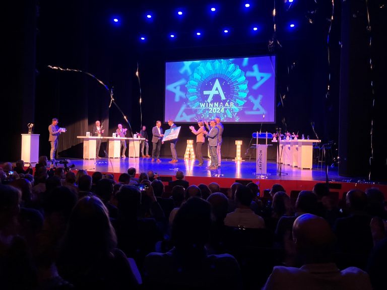 winnaars op het podium bij achterhoek open innovatieprijs