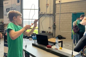 Een kind voert een experiment uit op de techniekdag