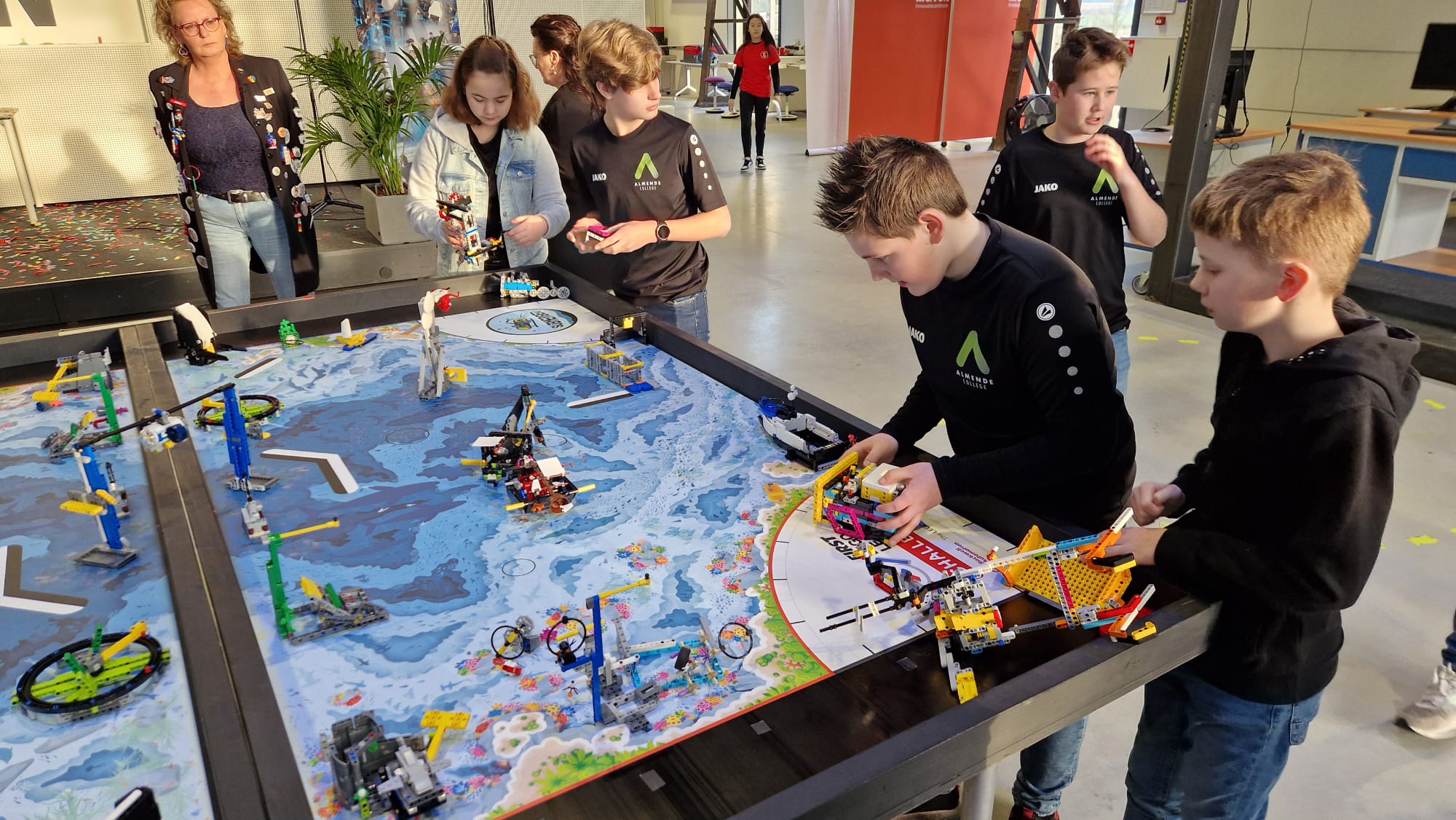 Kinderen die meedoen aan de First Lego League