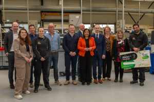 Groepsfoto van het ministerbezoek aan Opijver