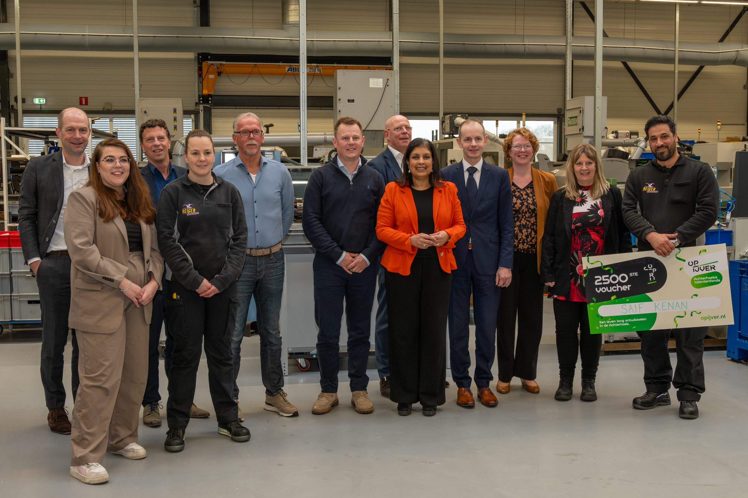 Groepsfoto van het ministerbezoek aan Opijver