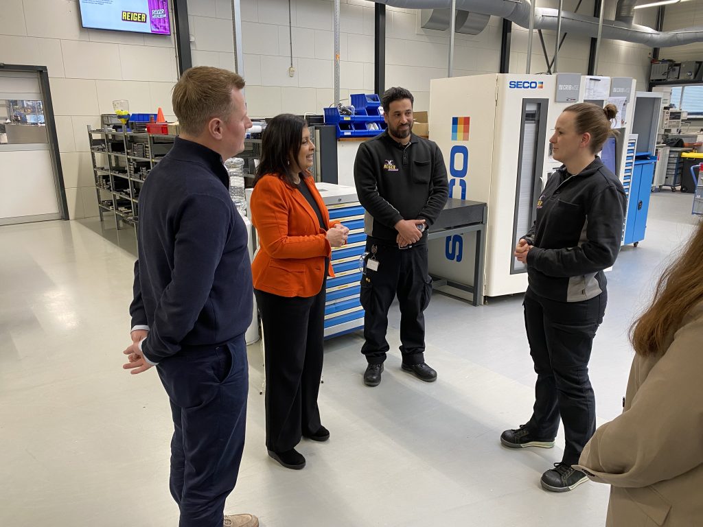 in gesprek op de werkvloer met werknemers