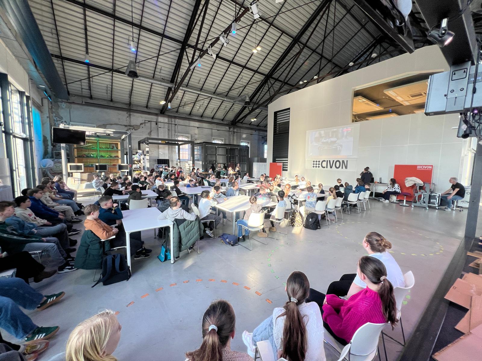 kinderen in de zaal bij tech-kok