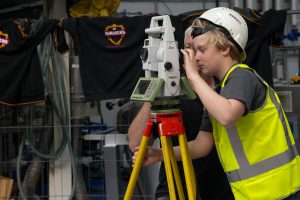 jongere met techniek bezig