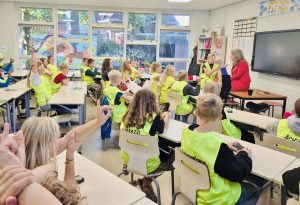 burgemeester hofstede staat voor de klas