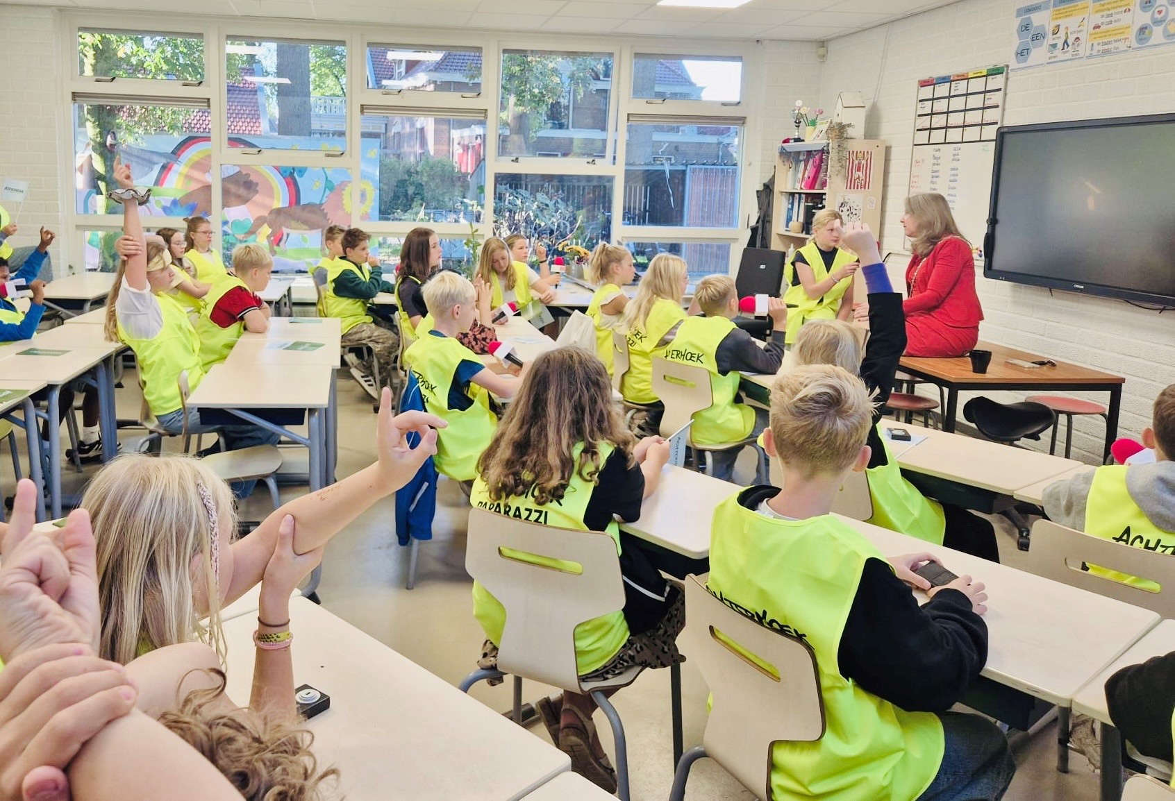 burgemeester hofstede staat voor de klas