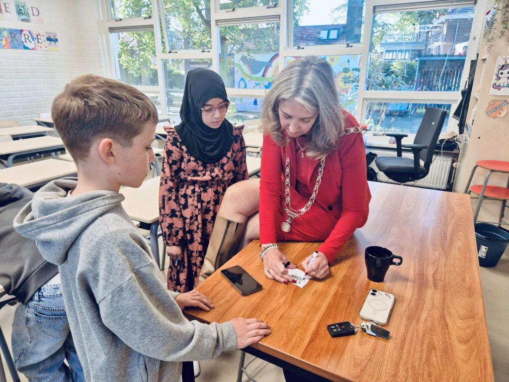 kinderen krijgen een handtekening