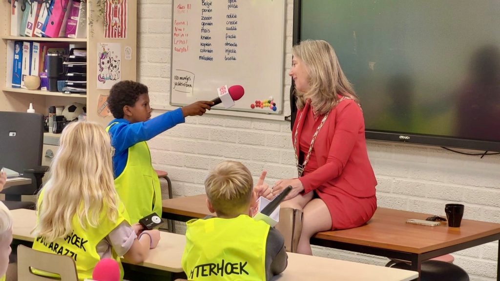leerling interviewt burgemeester